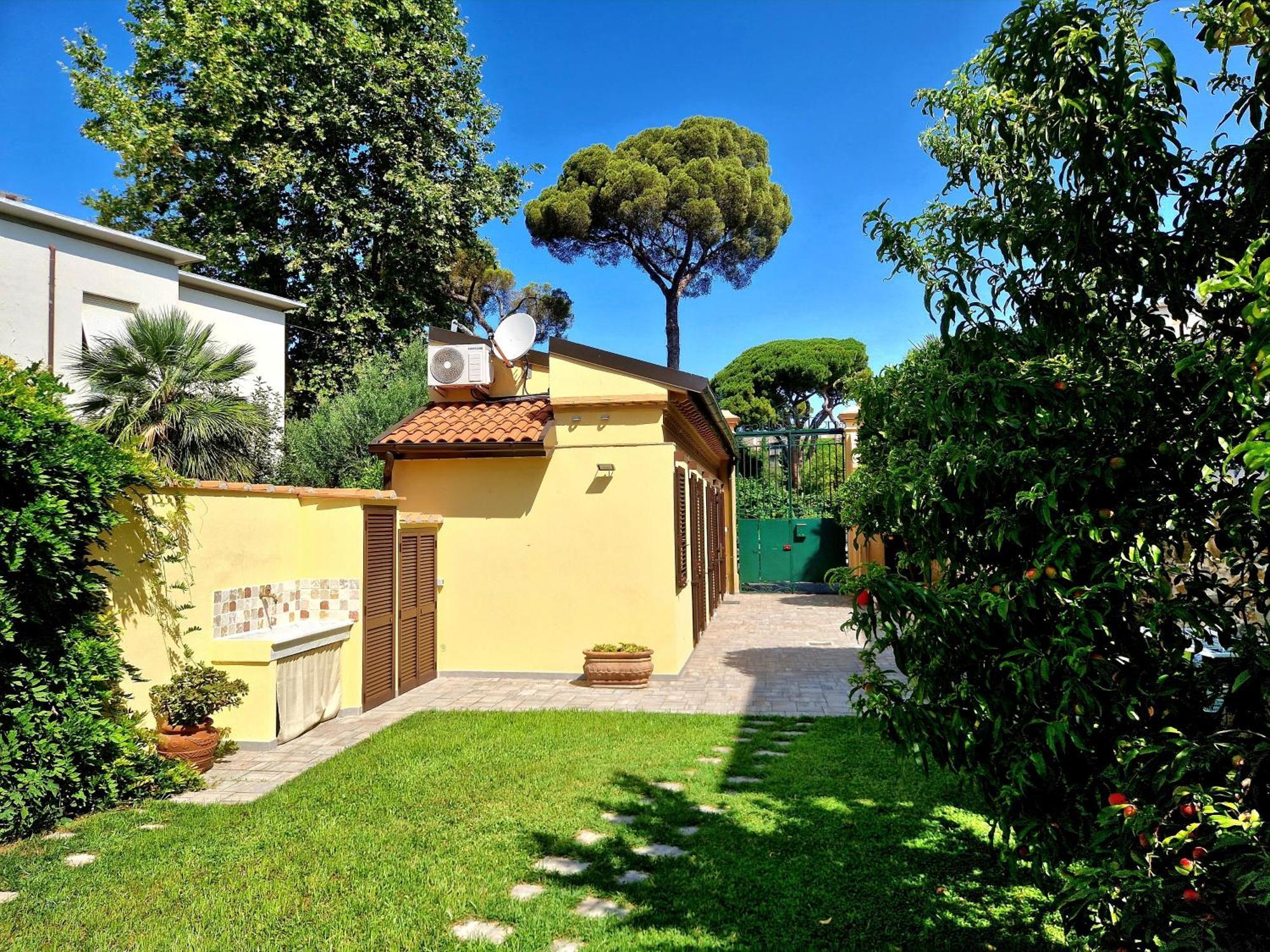 Serra Di Mare Casa Con Giardino Livorno Exterior photo